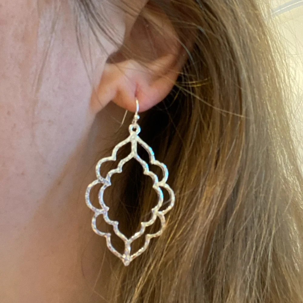 NEW!๐๐GORGEOUS! DROP EARRINGS!๐๐MOROCCAN INSPIRED DESIGN! SILVER TONE! LOVE! - Picture 1 of 6